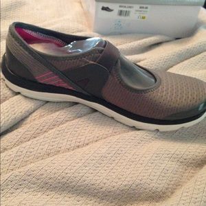 New Naturalizer BZEES tennis shoes. Size 11M. New